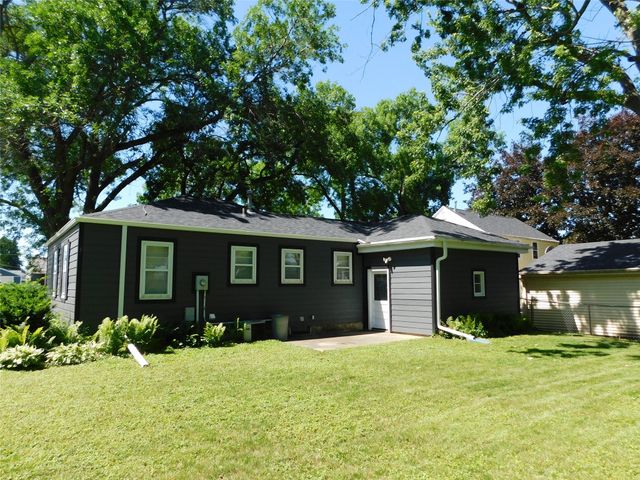 2004 S 3rd Avenue E, Newton, IA 50208