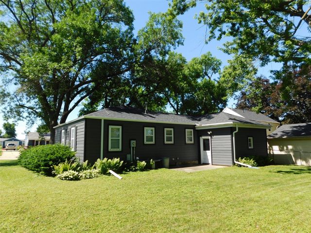 2004 S 3rd Avenue E, Newton, IA 50208