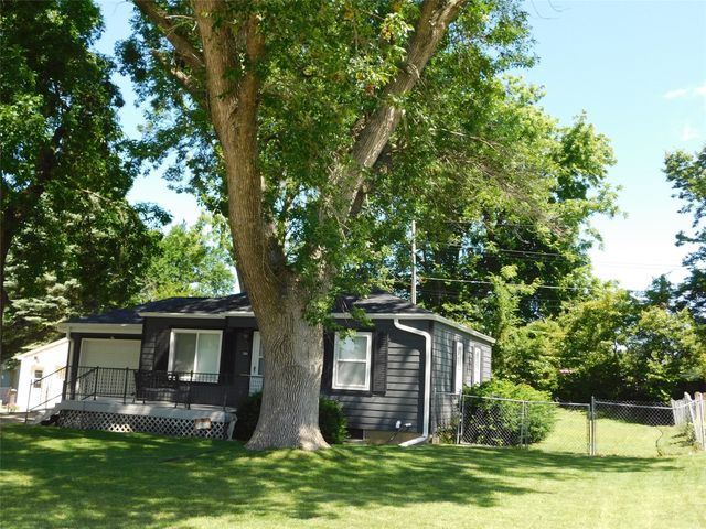 2004 S 3rd Avenue E, Newton, IA 50208