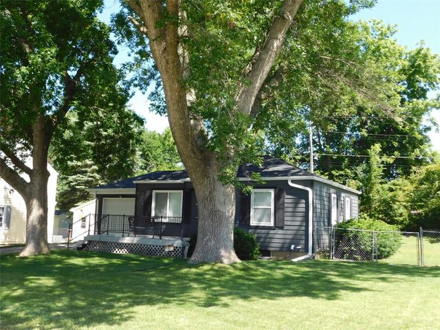 2004 S 3rd Avenue E, Newton, IA 50208