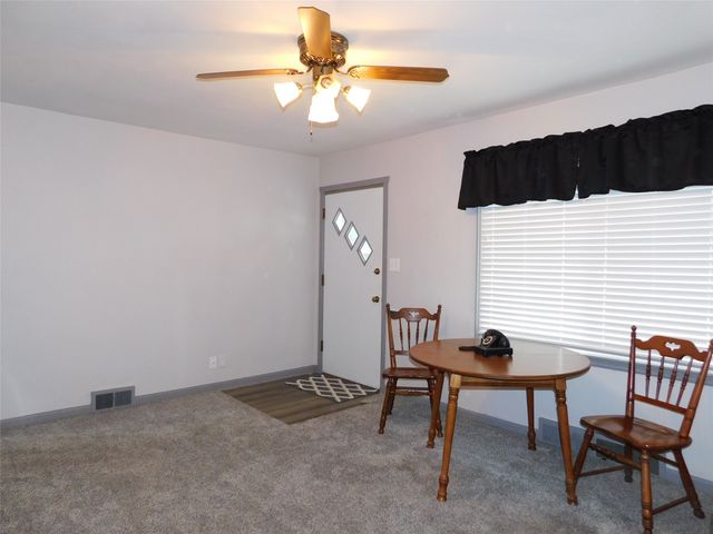 2004 S 3rd Avenue E, Newton, IA 50208