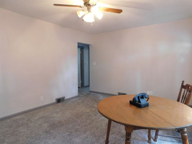 2004 S 3rd Avenue E, Newton, IA 50208