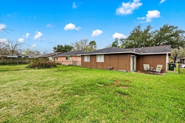 4811 Hannas Reef Drive, Bacliff, TX 77518