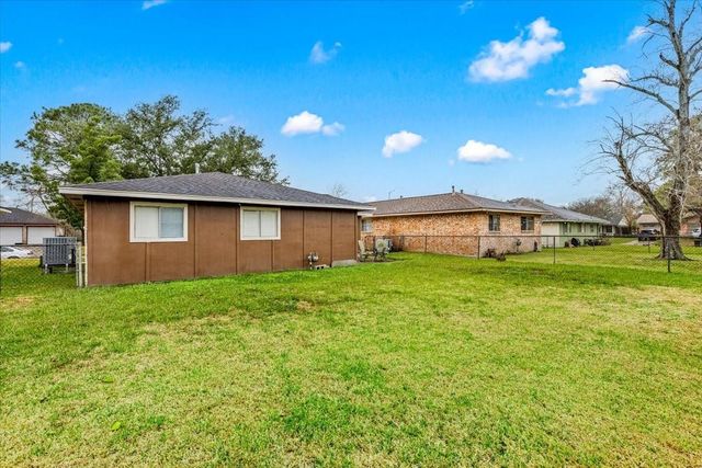 4811 Hannas Reef Drive, Bacliff, TX 77518