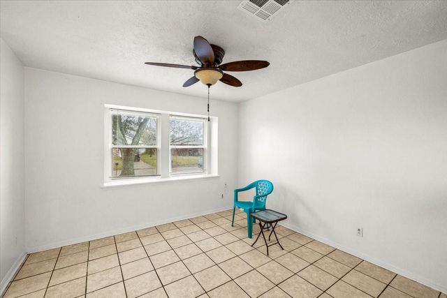 4811 Hannas Reef Drive, Bacliff, TX 77518