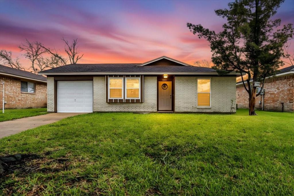 4811 Hannas Reef Drive, Bacliff, TX 77518