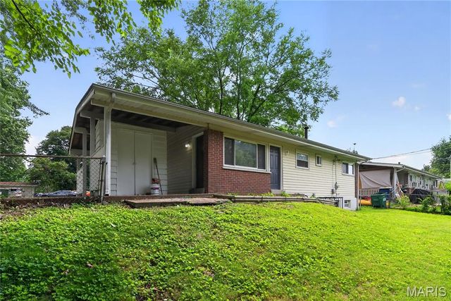 2245 Saint Catherine Street, Florissant, MO 63033