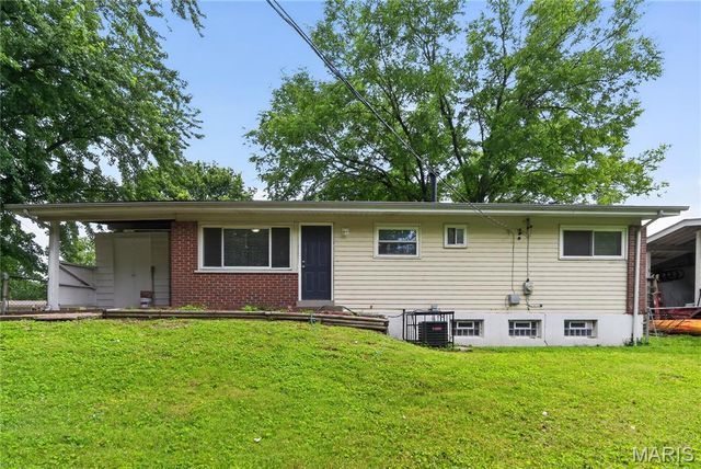 2245 Saint Catherine Street, Florissant, MO 63033