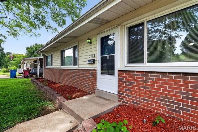 2245 Saint Catherine Street, Florissant, MO 63033