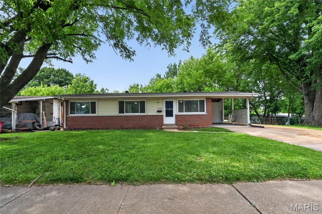 2245 Saint Catherine Street, Florissant, MO 63033