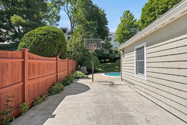 8 Emery St, Peabody, MA 01960