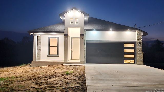 16123 Vaquero Dr, Atascosa, TX 78002