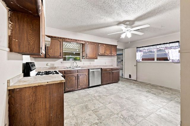 503 N College Street, Whitesboro, TX 76273