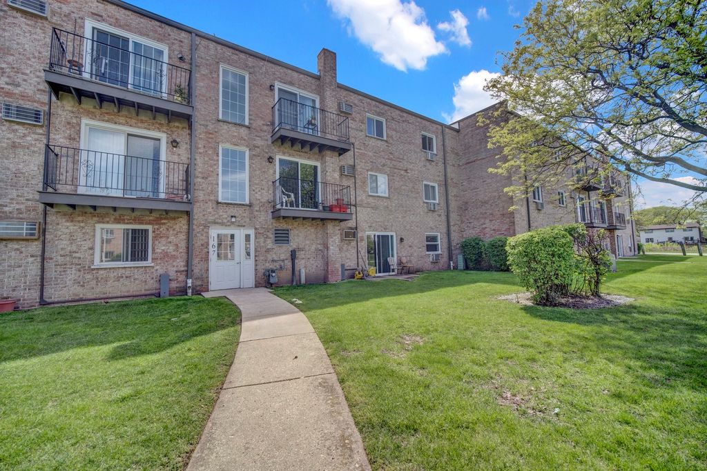 159 W ELK Trail 359, Carol Stream, IL 60188