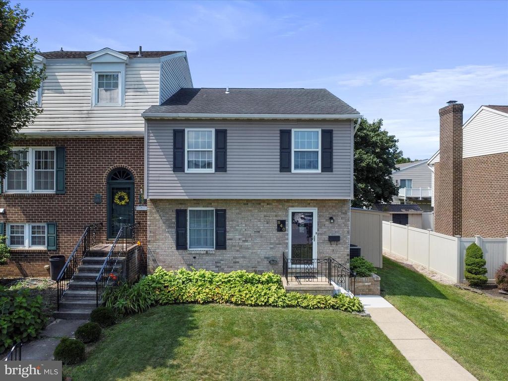 840 WOODLAWN DR, Chambersburg, PA 17201