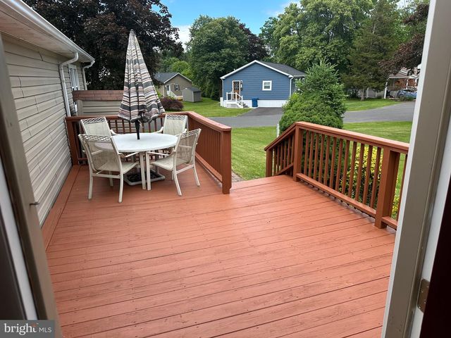 2 OAK CIR, Quakertown, PA 18951