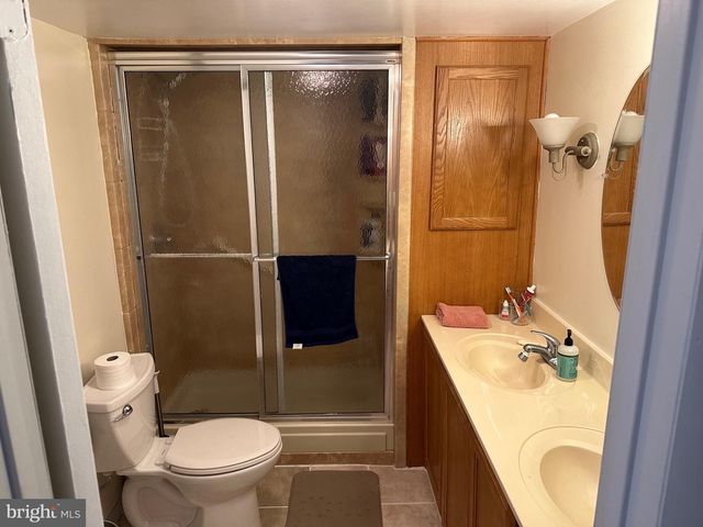 2 OAK CIR, Quakertown, PA 18951