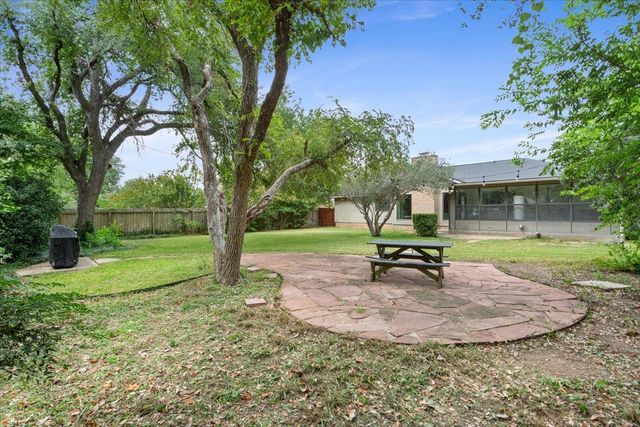 2100 Oakridge DR, Round Rock, TX 78681