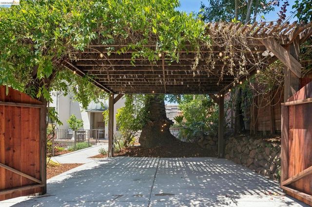 893 Glendome Circle, Oakland, CA 94602