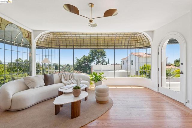 893 Glendome Circle, Oakland, CA 94602