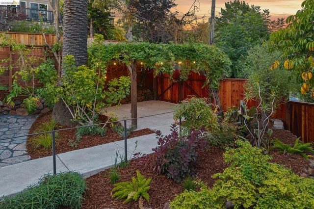893 Glendome Circle, Oakland, CA 94602