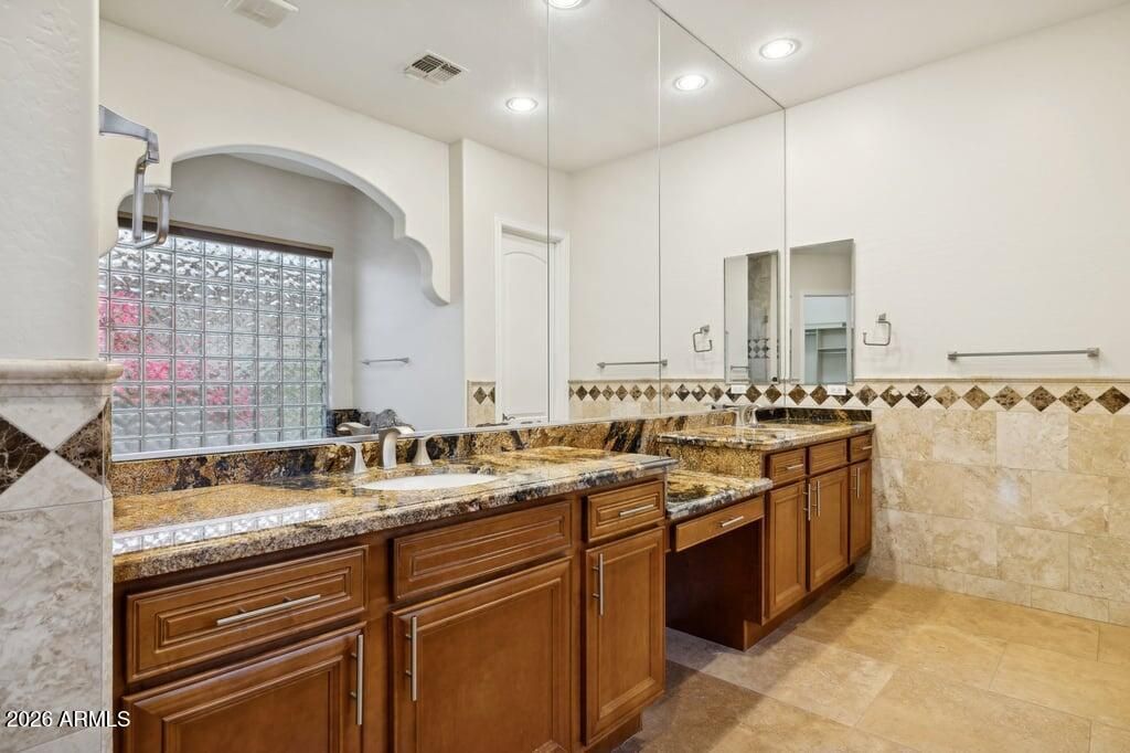 Image 13 of property listing at 1713 W CALLE MARITA --, Phoenix, AZ 85085