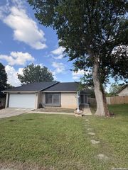 710 TRAPPERS RUN ST, San Antonio, TX 78245