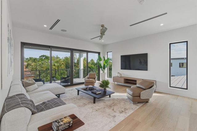 1050 NE 3rd Avenue, Boca Raton, FL 33432