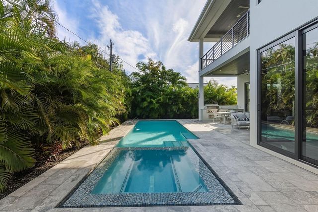 1050 NE 3rd Avenue, Boca Raton, FL 33432