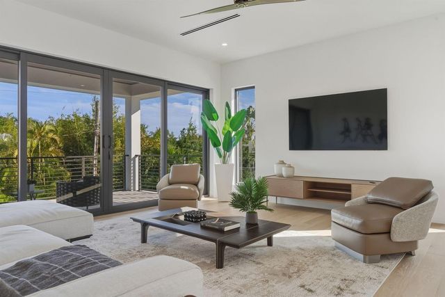1050 NE 3rd Avenue, Boca Raton, FL 33432