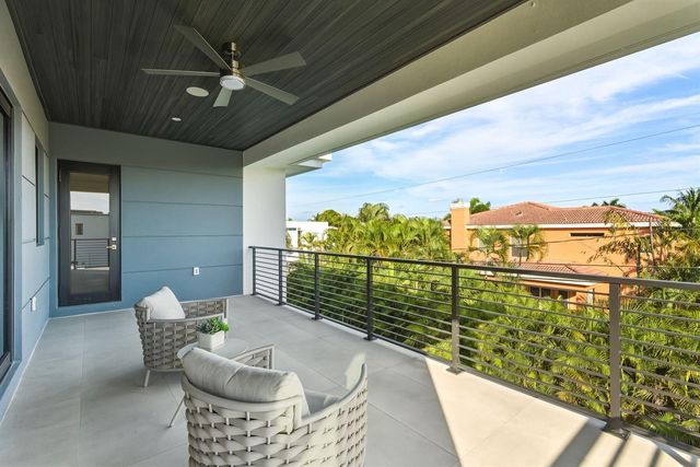 1050 NE 3rd Avenue, Boca Raton, FL 33432
