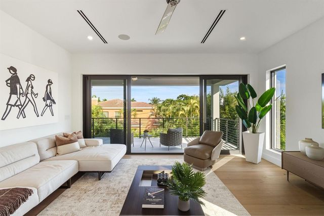 1050 NE 3rd Avenue, Boca Raton, FL 33432