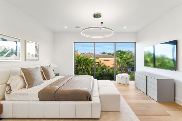 1050 NE 3rd Avenue, Boca Raton, FL 33432