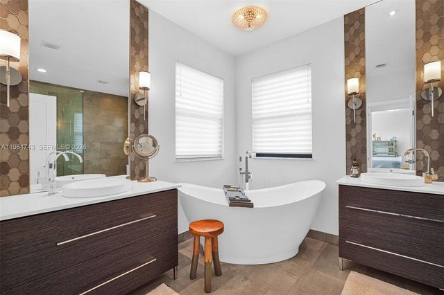 7993 NW 161st Ter, Miami Lakes, FL 33016