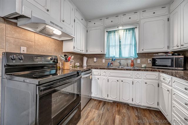 1402 W 10th, Sulphur, OK 73086