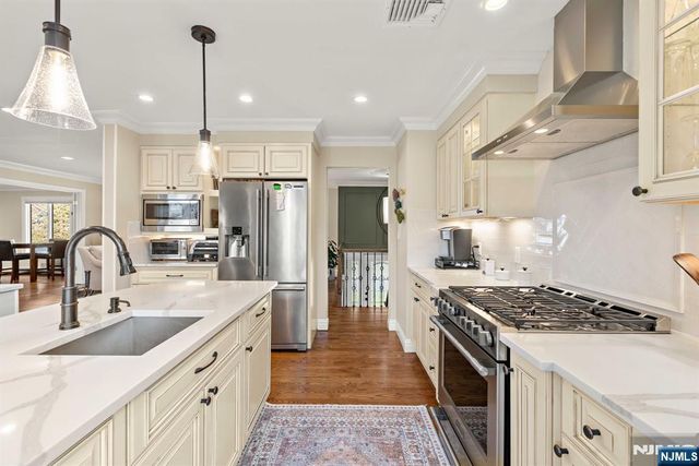 17 Cherry Place, Hillsdale, NJ 07642