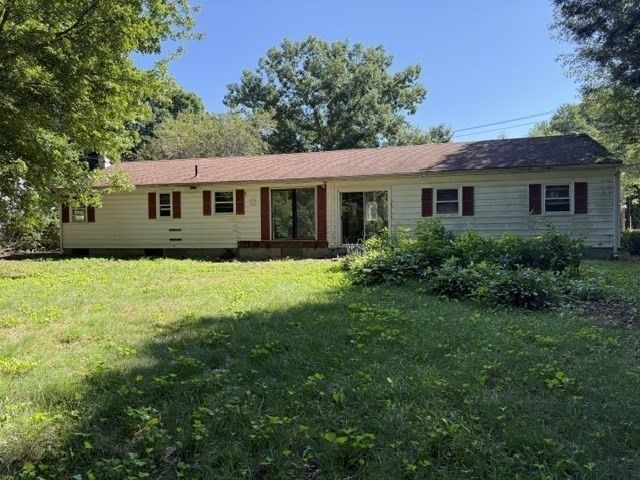 6 Holly St, Oxford, MA 01540