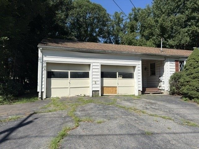 6 Holly St, Oxford, MA 01540