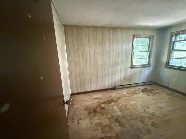 6 Holly St, Oxford, MA 01540