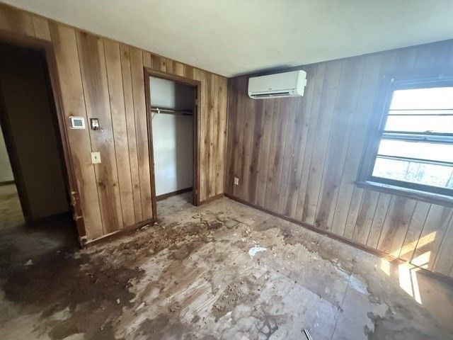 6 Holly St, Oxford, MA 01540