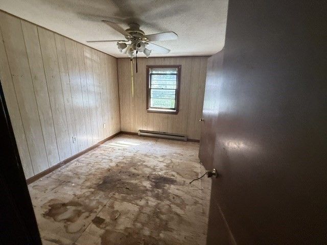 6 Holly St, Oxford, MA 01540