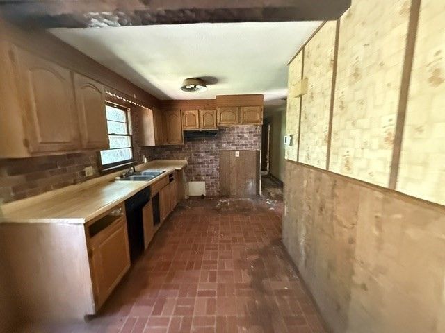 6 Holly St, Oxford, MA 01540