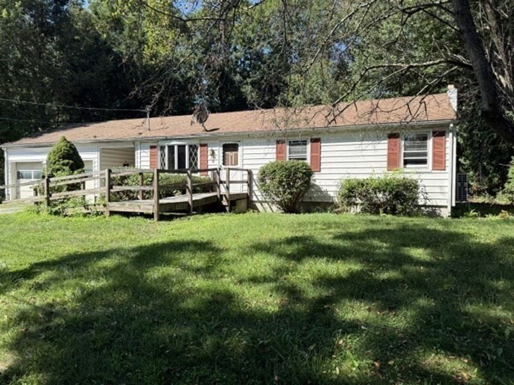 6 Holly St, Oxford, MA 01540
