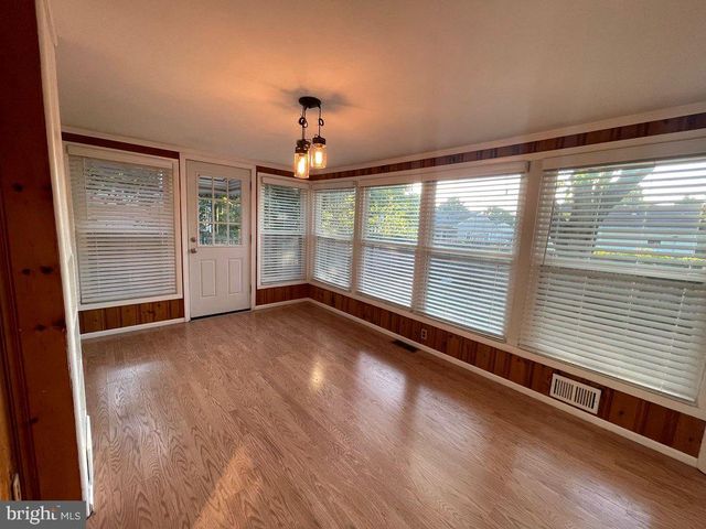 895 LOWER FERRY RD, Ewing, NJ 08628