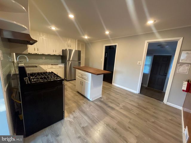 895 LOWER FERRY RD, Ewing, NJ 08628