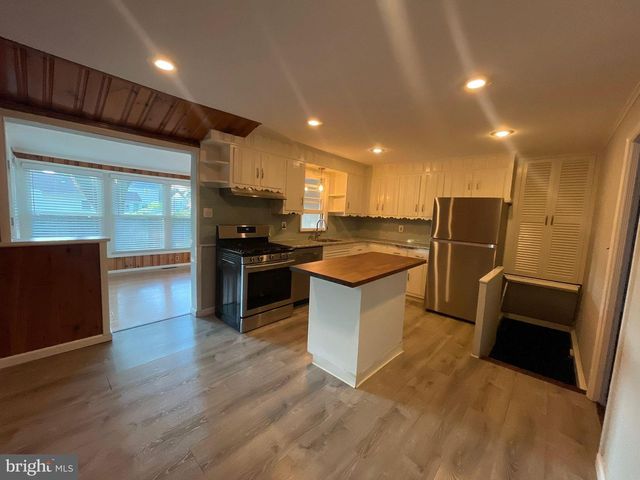 895 LOWER FERRY RD, Ewing, NJ 08628