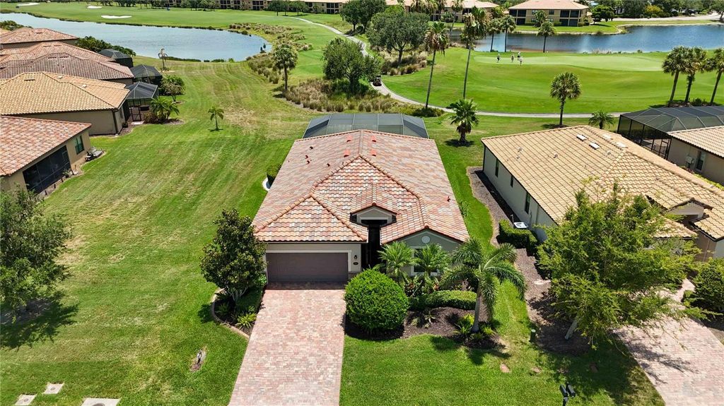 Image 2 of property listing at 6907 QUIET CREEK DRIVE, Bradenton, FL 34212