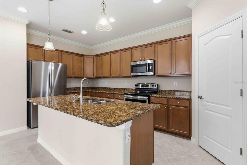 Image 13 of property listing at 6907 QUIET CREEK DRIVE, Bradenton, FL 34212