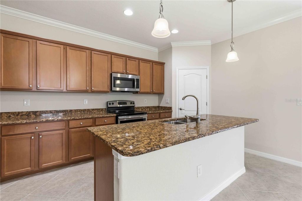 Image 14 of property listing at 6907 QUIET CREEK DRIVE, Bradenton, FL 34212