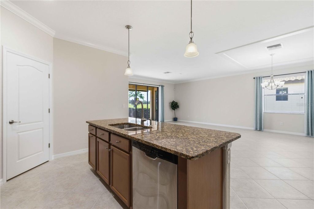 Image 15 of property listing at 6907 QUIET CREEK DRIVE, Bradenton, FL 34212
